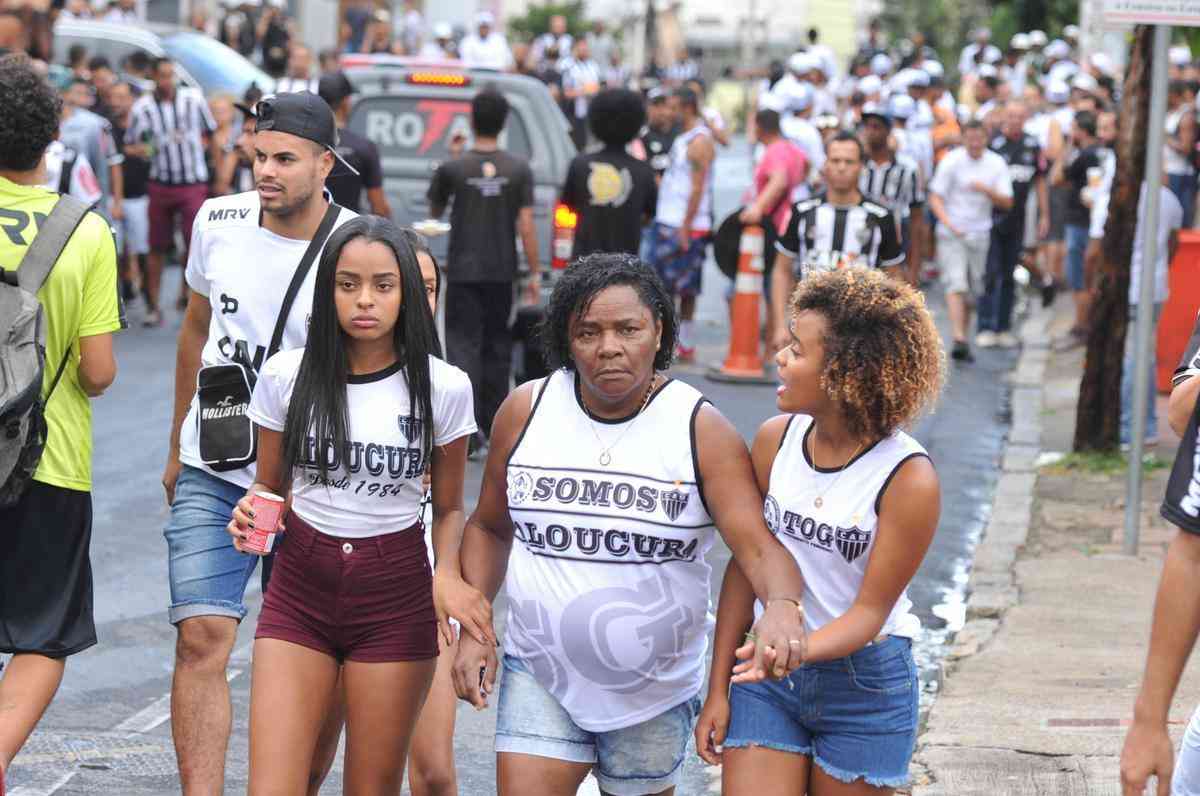 Imagens da torcida do Atltico no clssico contra o Cruzeiro, no Independncia, pelo Campeonato Brasileiro