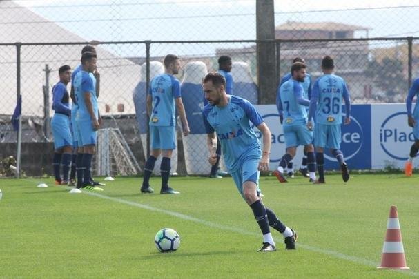 Presidente do Cruzeiro, Wagner Pires de S, acompanhou treino deste sbado, na Toca da Raposa II. Mais uma vez, Arrascaeta treinou normalmente e est cotado para iniciar como titular diante do Atltico-PR, na segunda-feira, no Mineiro, pelas oitavas de final da Copa do Brasil