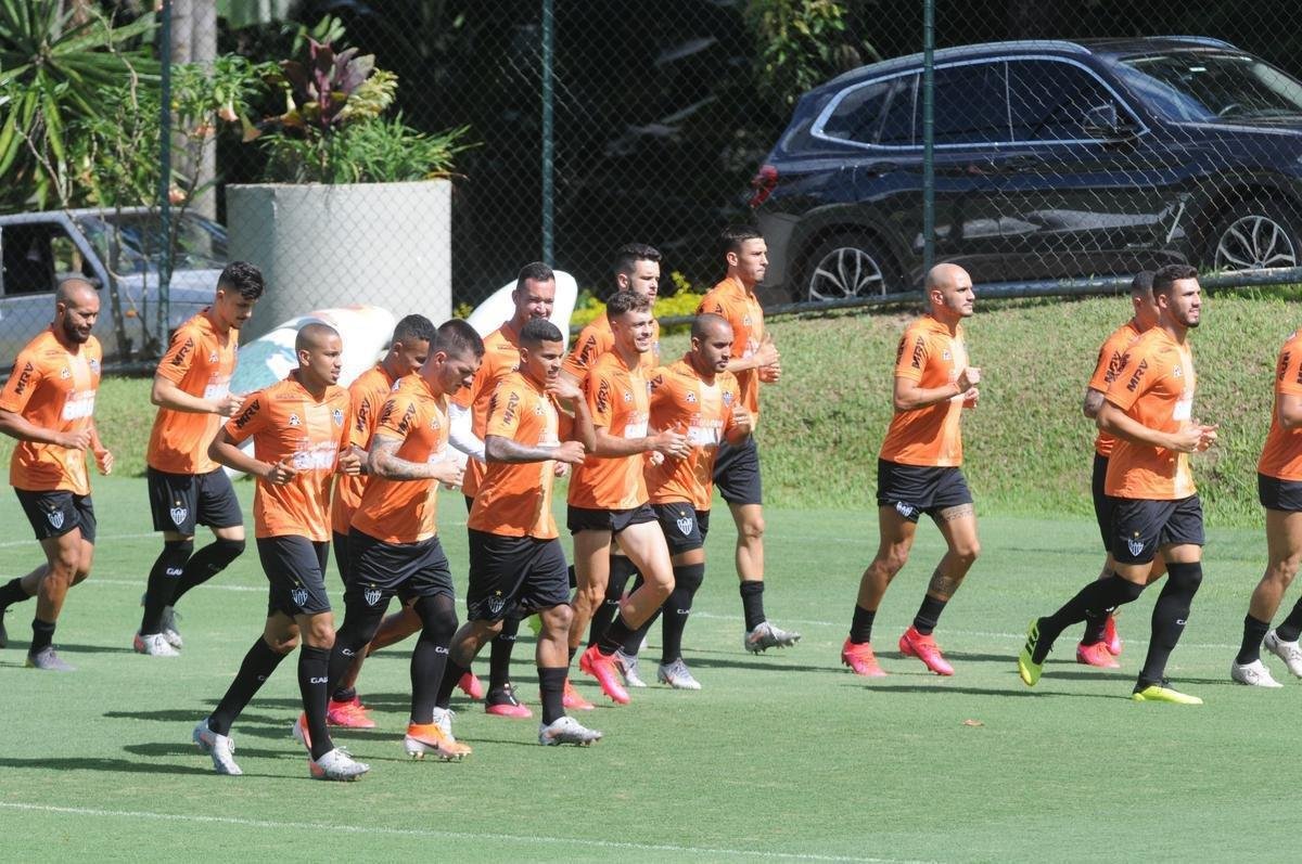 Treino do Atltico nesta segunda-feira, na Cidade do Galo, contou com a volta do meia  Juan Cazares. Direo no chegou a acordo para vend-lo a clube saudita. Tcnico Rafael Dudamel relacionou 23 jogadores para a viagem a Santa Fe, local da estreia na Sul-Americana, quinta-feira, contra o Unin-ARG. Jogador equatoriano ficou fora da lista.