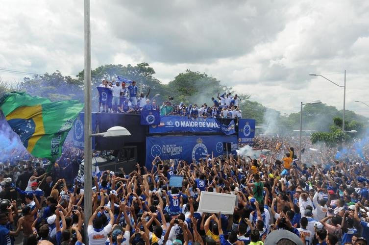 Antes do jogo com o Fluminense, em 7 de dezembro de 2014, jogadores do Cruzeiro desfilaram em carro aberto entre a Toca da Raposa II e o Mineiro, onde receberiam a taa de tetracampeo brasileiro. Uma multido azul tomou conta da Pampulha e festejou o quarto ttulo da Srie A. No jogo das faixas, a Raposa venceu o Tricolor por 2 a 1.