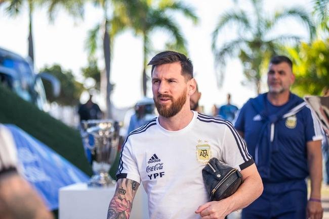 Messi na chegada  Toca da Raposa II, centro de treinamento do Cruzeiro