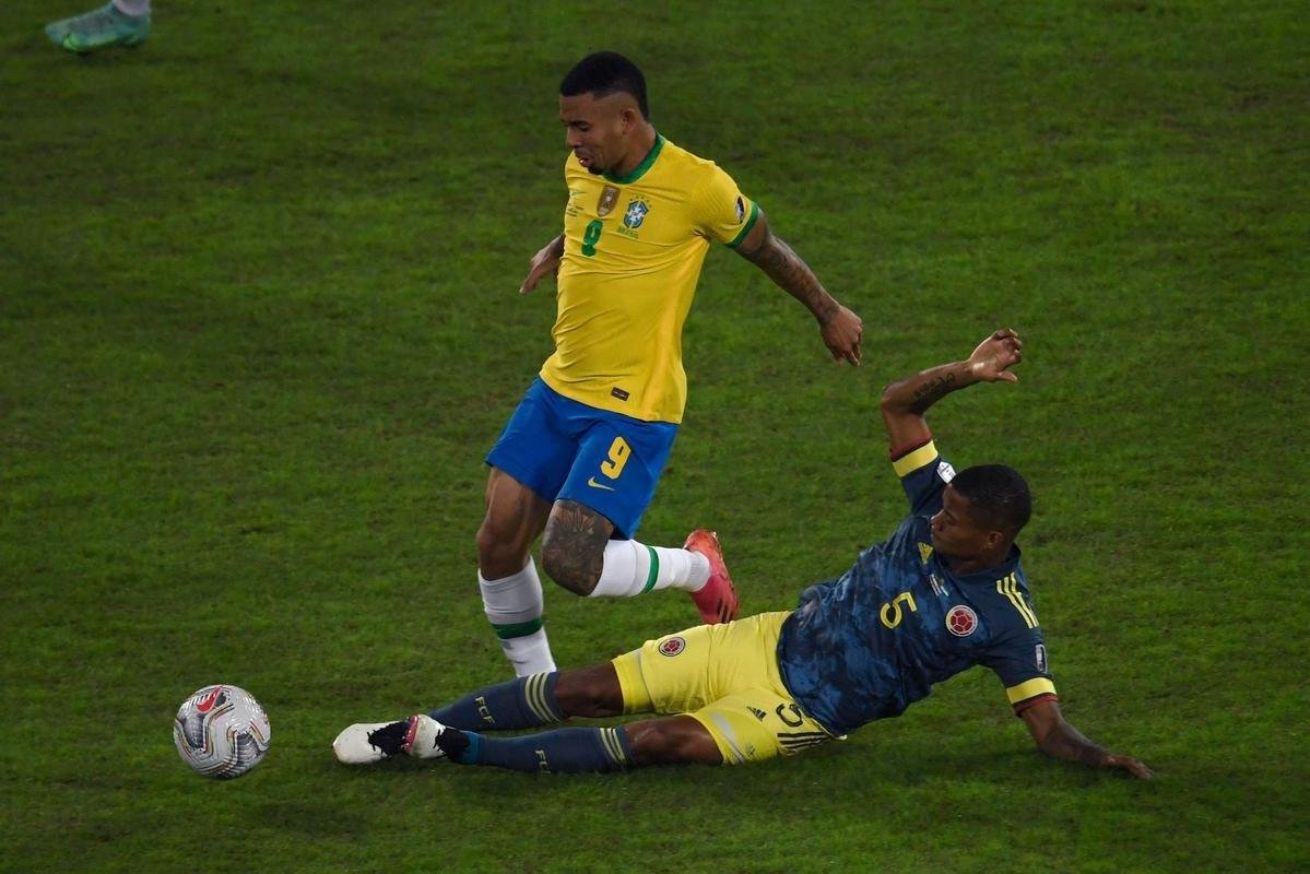 Brasil e Colmbia se enfrentaram no Estdio Nilton Santos, pelo Grupo B da Copa Amrica 