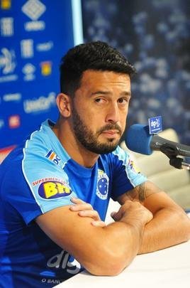 Lateral-direito Edilson se emocionou ao comentar situao vivida na Venezuela