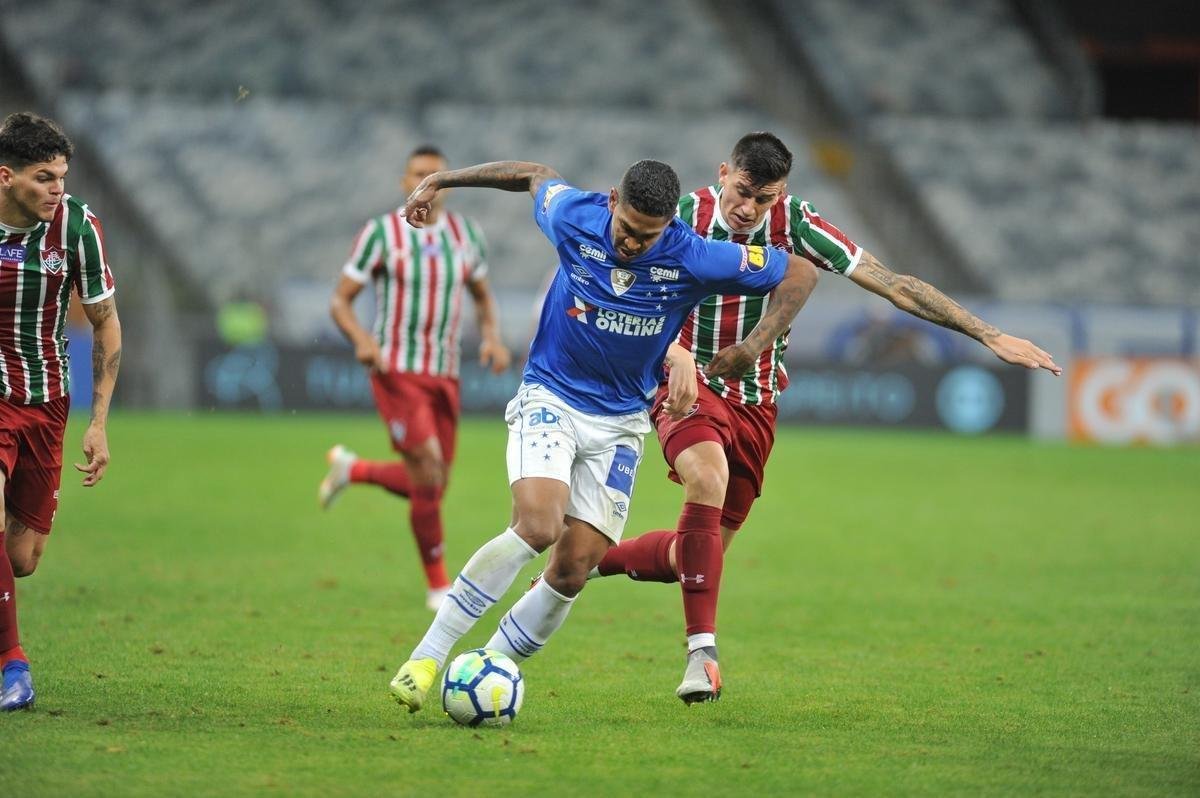 Cruzeiro derrotou Fluminense por 2 a 1, com gols de Raniel e Ayrton Lucas (contra); Henrique, tambm contra, descontou para os cariocas