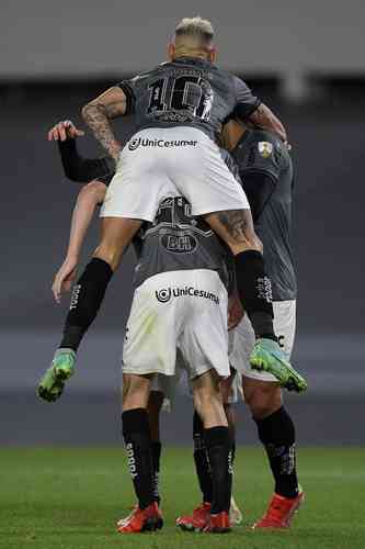 Depois de assistncia de Hulk, Nacho marcou o gol do Atltico sobre o River Plate, no Monumental de Nez, pela Libertadores
