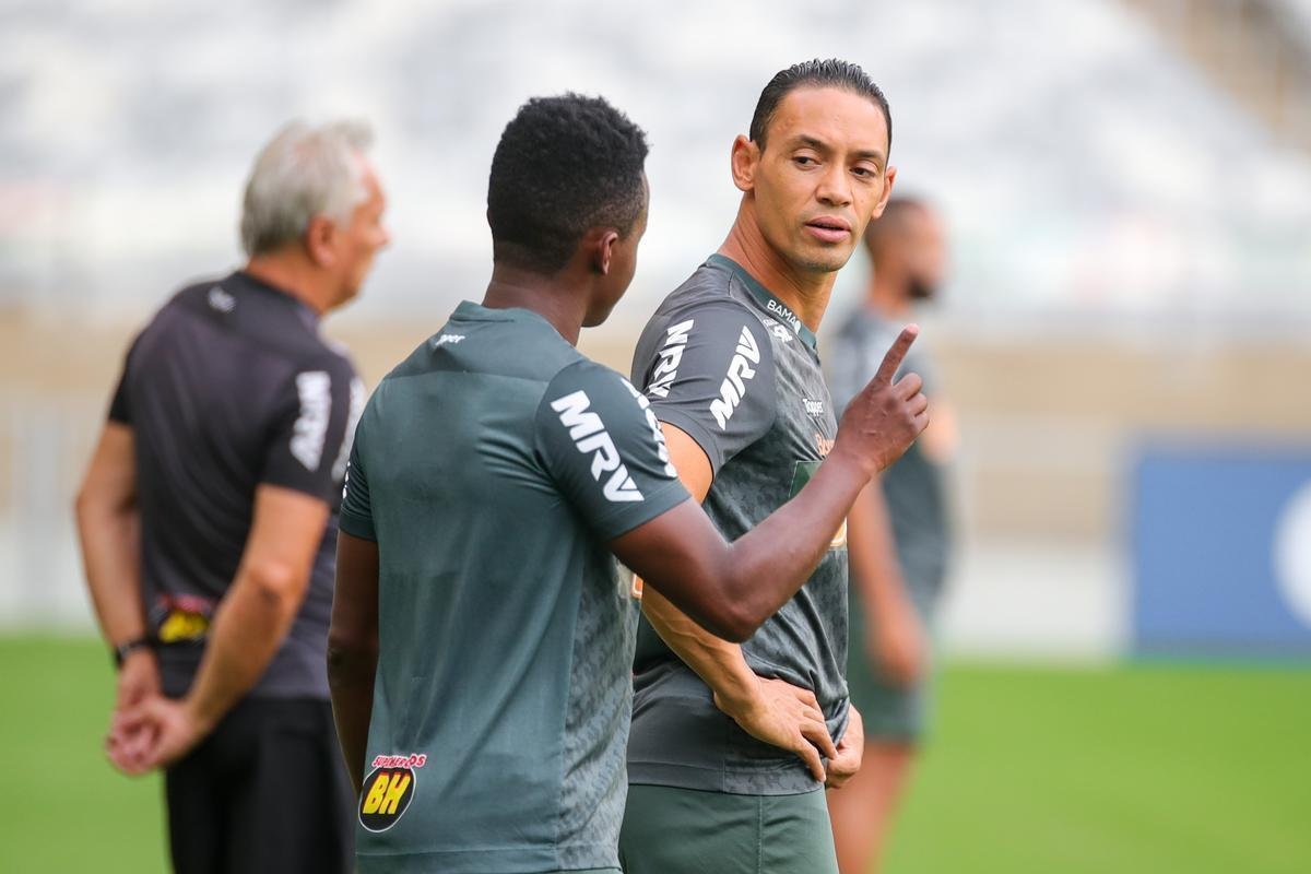 Levir Culpi comanda treino no Mineiro antes da estreia no Grupo E da Libertadores
