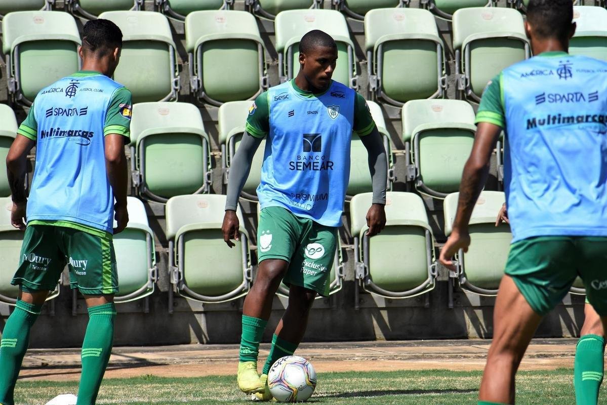 O Amrica segue com treinos preparatrios para a disputa do Campeonato Mineiro 2021. Comandados pelo auxiliar tcnico Mrcio Hahn, jogadores da base americana - e tambm os que tiveram menos oportunidades na temporada 2020 - realizam atividades voltadas ao Estadual.