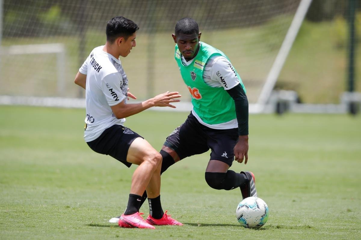 Aps polmica balada, Dylan e Marrony participam normalmente do treino na Cidade do Galo
