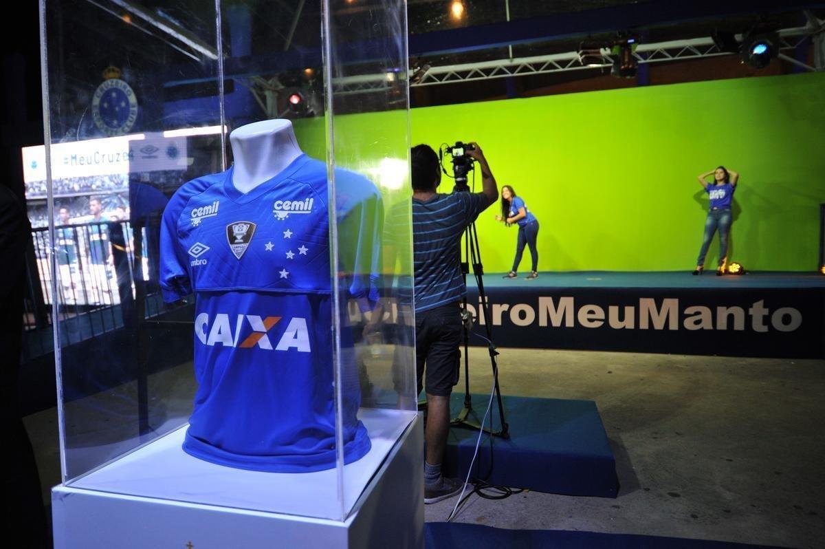 Com lanamento de uniforme e aes voltadas para o Dia Internacional da Mulher, Cruzeiro movimentou esplanada do Mineiro antes de jogo contra a URT (crdito: Juarez Rodrigues/EM D.A Press)