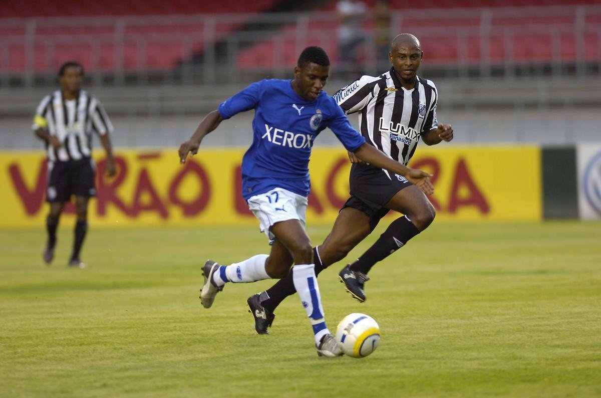 Em 2006, a fornecedora alemã Puma chegou ao Cruzeiro. A camisa era azul, tinha o escudo fechado, a logo da Puma centralizada e detalhes em branco na parte superior das costas. No início daquele ano, a Siemens já não era mais parceira. A princípio, após curto período sem patrocínio máster, a empresa estadunidense de tecnologia da informação Xerox assumiu o posto.