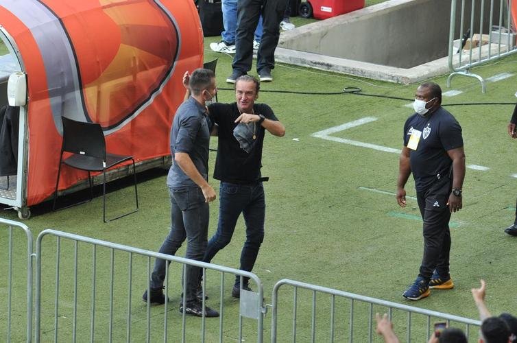 Aps a vitria do Atltico sobre o Fluminense, por 2 a 1, no Mineiro, os jogadores, o tcnico Cuca, a comisso tcnica, o gerente e ex-goleiro Victor e torcedores fizeram muita festa com a proximidade do ttulo brasileiro