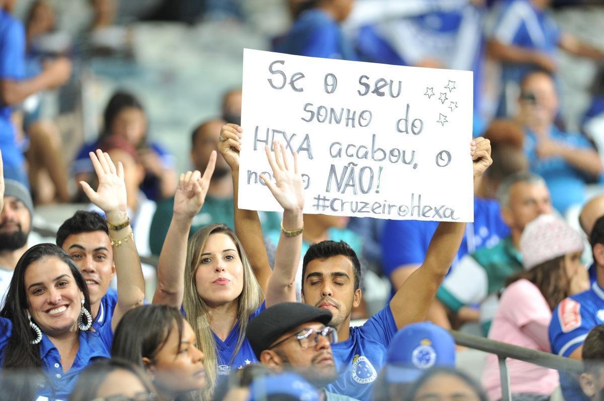 Torcida cruzeirense encarou engarrafamento, chegou atrasada, mas compareceu em bom nmero