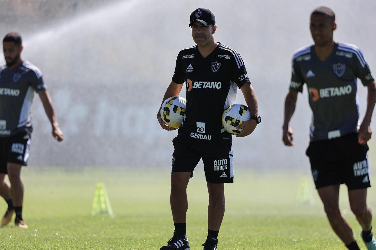 Nesta quinta-feira (28), o Atltico realizou o terceiro treino na Cidade do Galo aps o retorno de Cuca. Durante a atividade, o treinador conversou com o presidente do clube, Srgio Coelho.