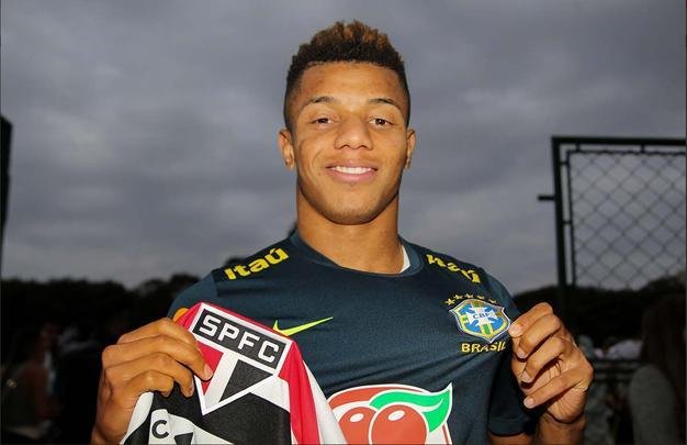 Cria do São Paulo, David Neres posa com a camisa do clube e da seleção