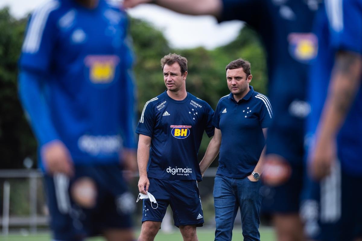 Imagens do primeiro dia de pr-temporada do Cruzeiro, na Toca da Raposa II