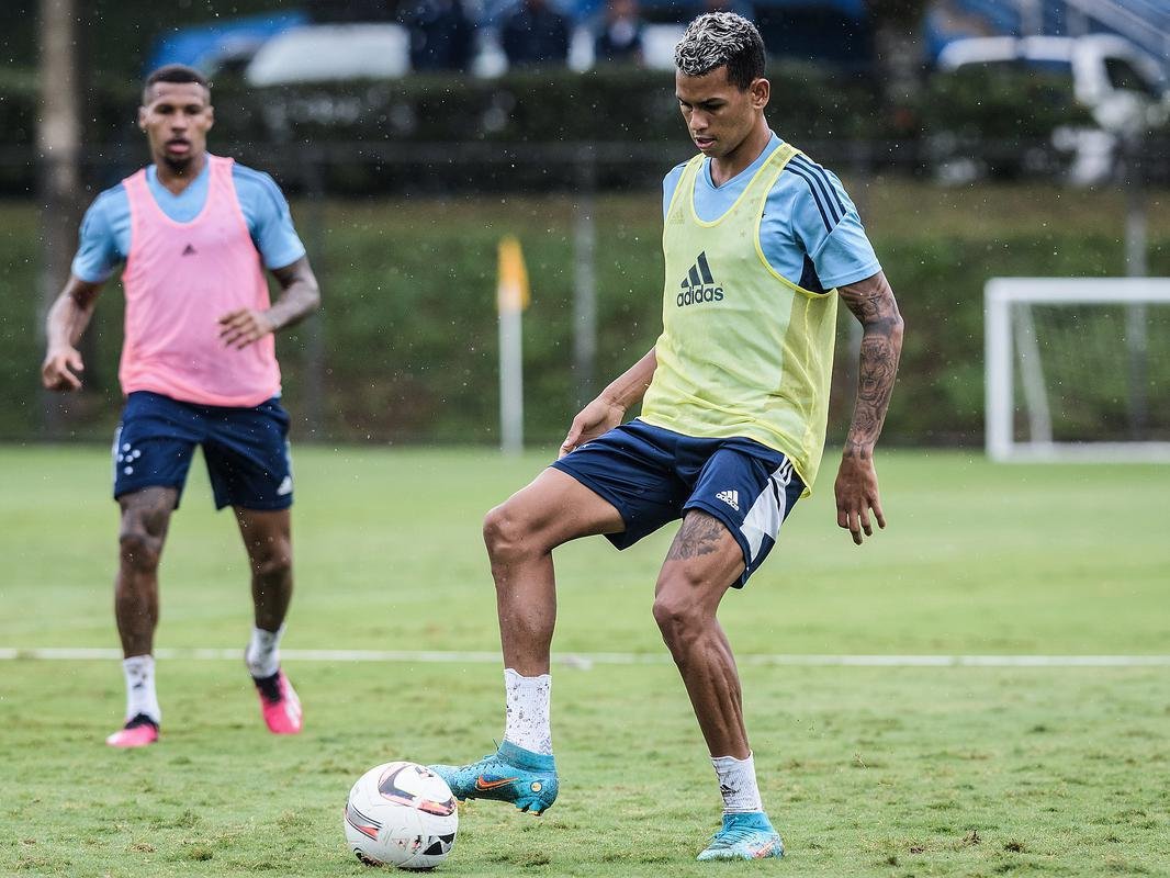 Fernando Henrique, meio-campista - 1,4 menes positivas; 705 negativas