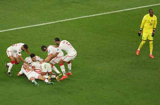 Torcedores da Tunísia vaiam hino da França em jogo da Copa do Mundo - ISTOÉ  DINHEIRO