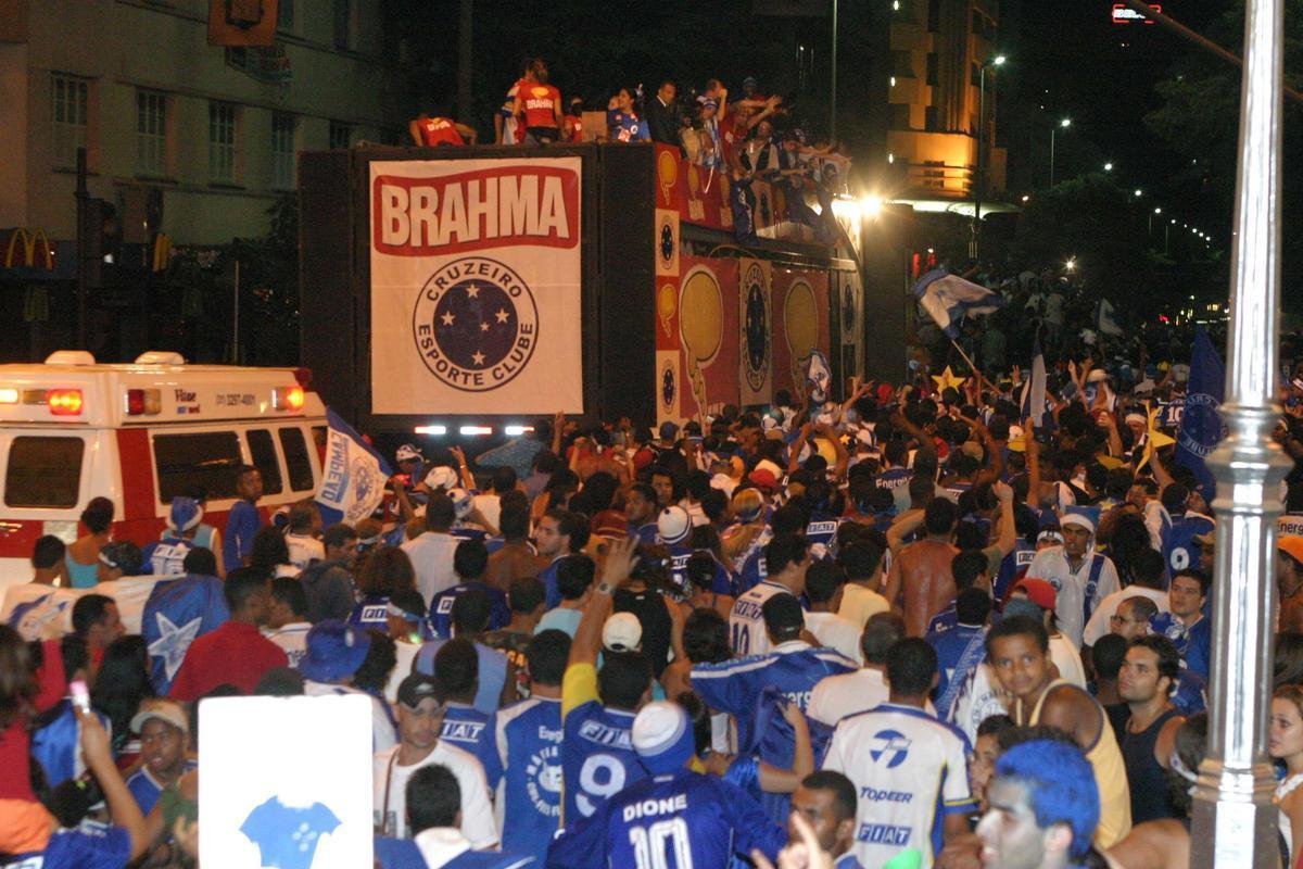 A festa do titulo brasileiro de 2003 no terminou no Mineiro aps a vitria do Cruzeiro por 2 a 1 sobre o Paysandu. O elenco cruzeirense saiu do estdio em carro aberto do Corpo de Bombeiros e foi 'abraado' pela torcida celeste nas ruas de Belo Horizonte. As comemoraes se estenderam at a madrugada nos bares da capital mineira.