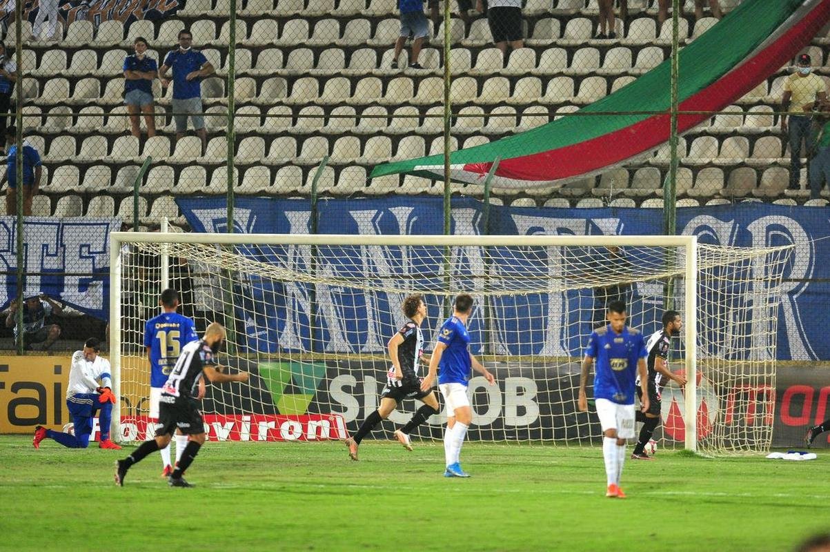 Imagens de Cruzeiro x Operrio, na Arena do Jacar, em Sete Lagoas, pela 24 rodada da Srie B