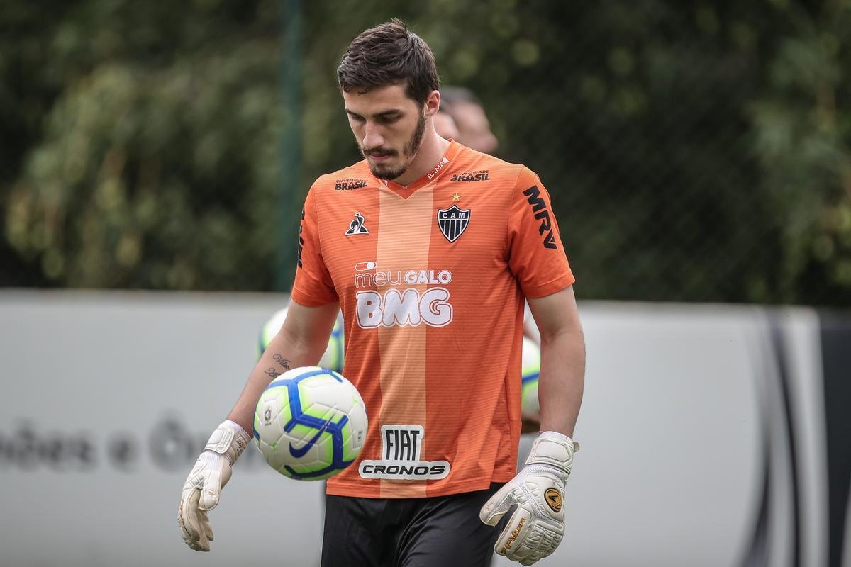 Atltico treina com Victor e Jair em campo; veja fotos