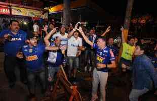 Torcedores do Cruzeiro iniciam viglia de 24 horas para aguardar final da Copa do Brasil, contra o Flamengo, no Mineiro. Esforo pelo sonho do pentacampeonato nacional.