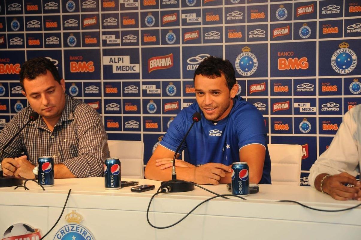 O volante Charles retornou ao Cruzeiro em 2012