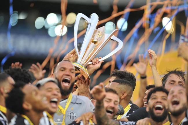 Jogadores do Atltico erguem a taa de campeo da Supercopa do Brasil na Arena Pantanal, em Cuiab