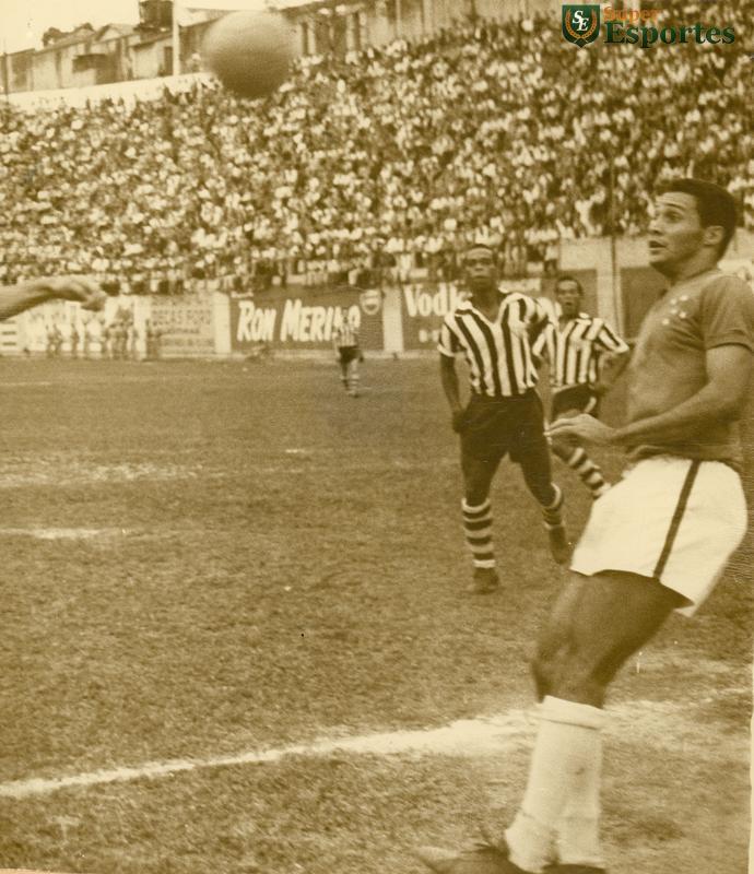 Zagueiro Procópio, do Cruzeiro, em clássico de 1961