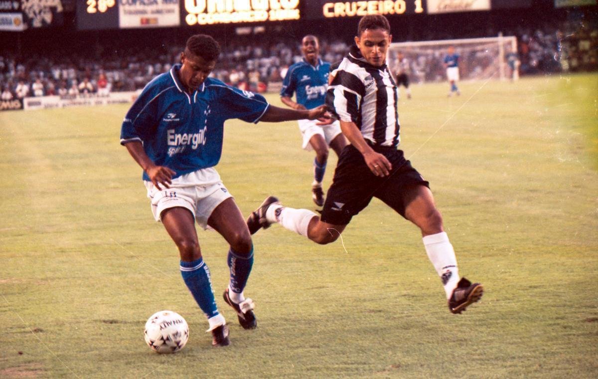 Valdo (armador) - contratado aps sair do Nagoya Grampus-JAP, foi apresentado ao lado de Muller e estreou pelo Cruzeiro tambm no dia 19 de julho de 1998, na vitria por 2 a 1 sobre o Botafogo, em amistoso na cidade mineira de Pouso Alegre. Seu primeiro gol veio uma semana depois, na rodada de abertura do Brasileiro, em clssico contra o Atltico (empate por 1 a 1). Camisa 10 da Raposa, o 'Maestro' ficou notabilizado pela qualidade na bola parada. Dez de seus 26 gols foram anotados em cobranas de falta. Despediu-se do Cruzeiro em maro de 2000, aps 111 jogos realizados.