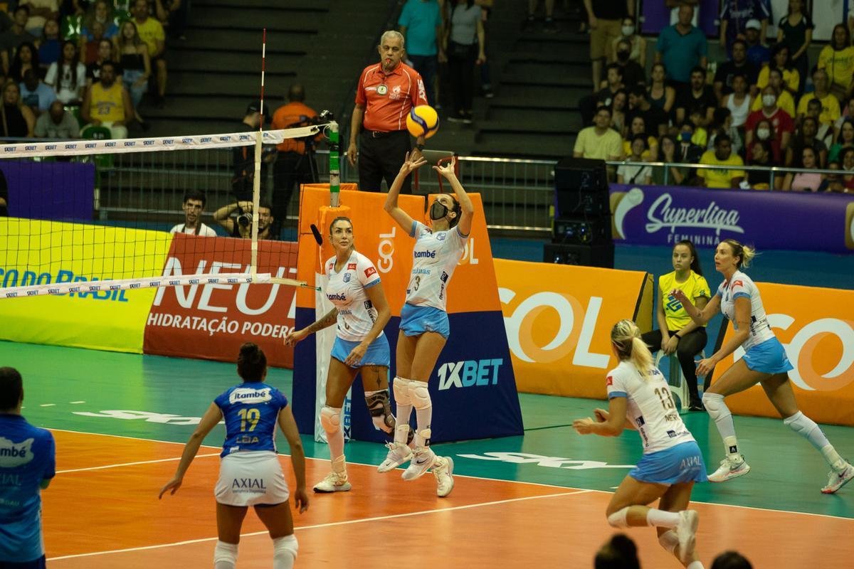 Minas venceu por 3 sets a 1 e saiu na frente do Praia na deciso da Superliga