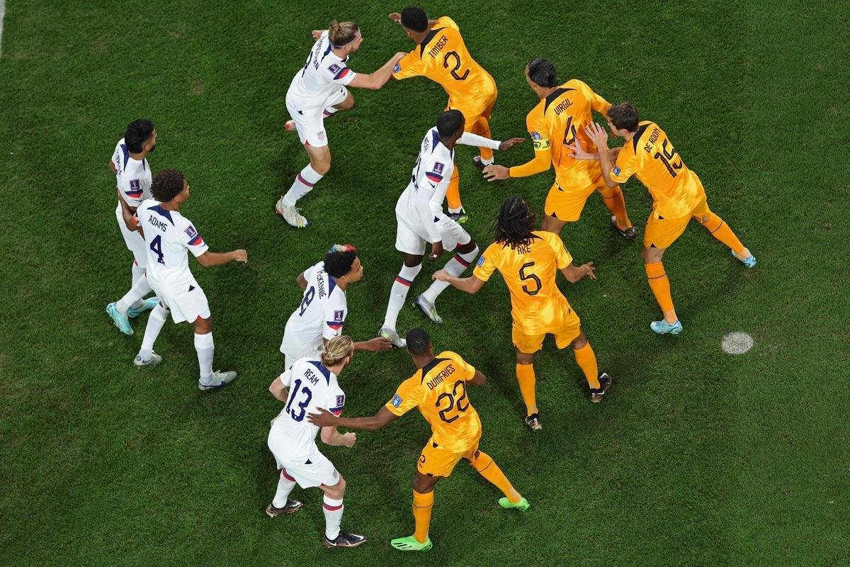 Lances do jogo entre Holanda e Estados Unidos pelas oitavas de final da Copa do Mundo.