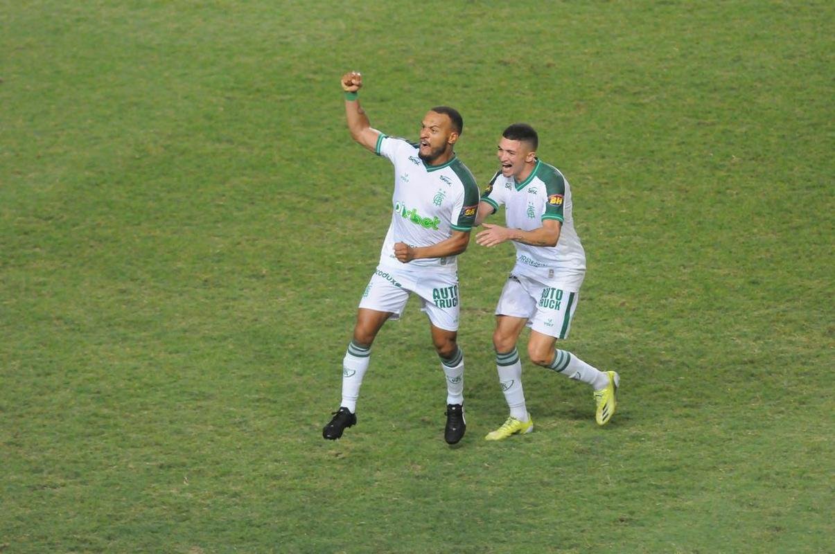 Na etapa final, Amrica desperdiou pnalti cobrado por Felipe Azevedo, mas conseguiu o empate em golao de Patric