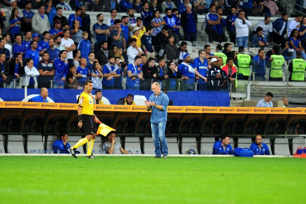 As reaes de Mano Menezes na partida contra o Internacional, no Mineiro, pela semifinal da Copa do Brasil