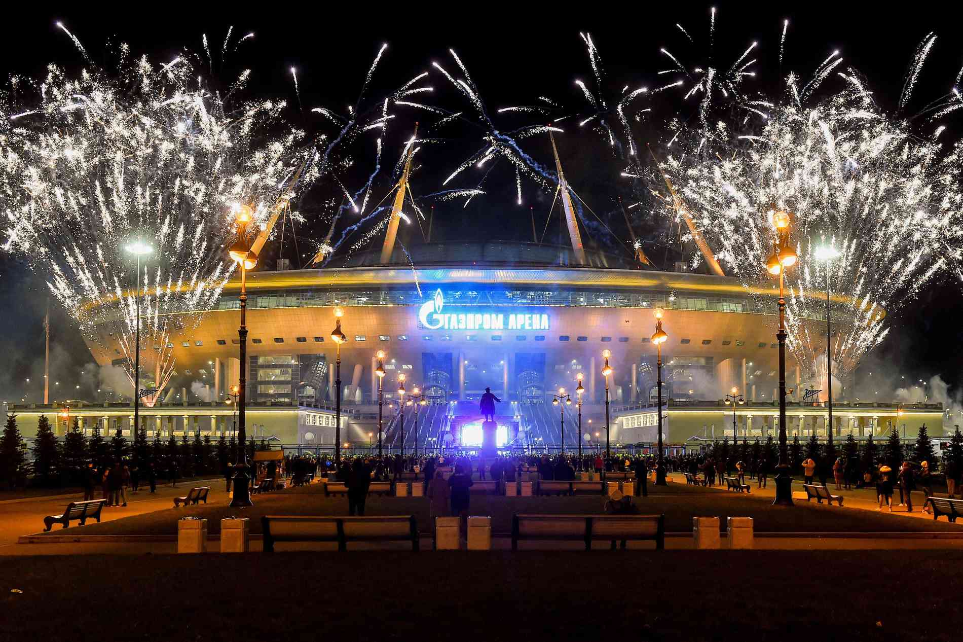 Zenit é campeão russo com goleada, pintura de Malcom, estádio