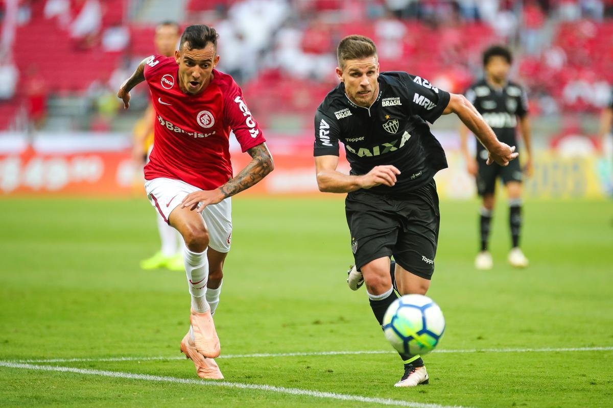 Galo derrotou Internacional no Beira-Rio com gols de Cazares e Terans; D'Alessandro descontou de pnalti