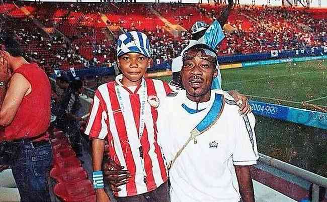 Giannis e o pai, Charles, durante partida de futebol nos Jogos Olmpicos de Atenas, em 2004; influenciado pelo pai, o ala-piv tambm gosta de futebol e  torcedor do Olympiacos: 'Sou o legado do meu pai'