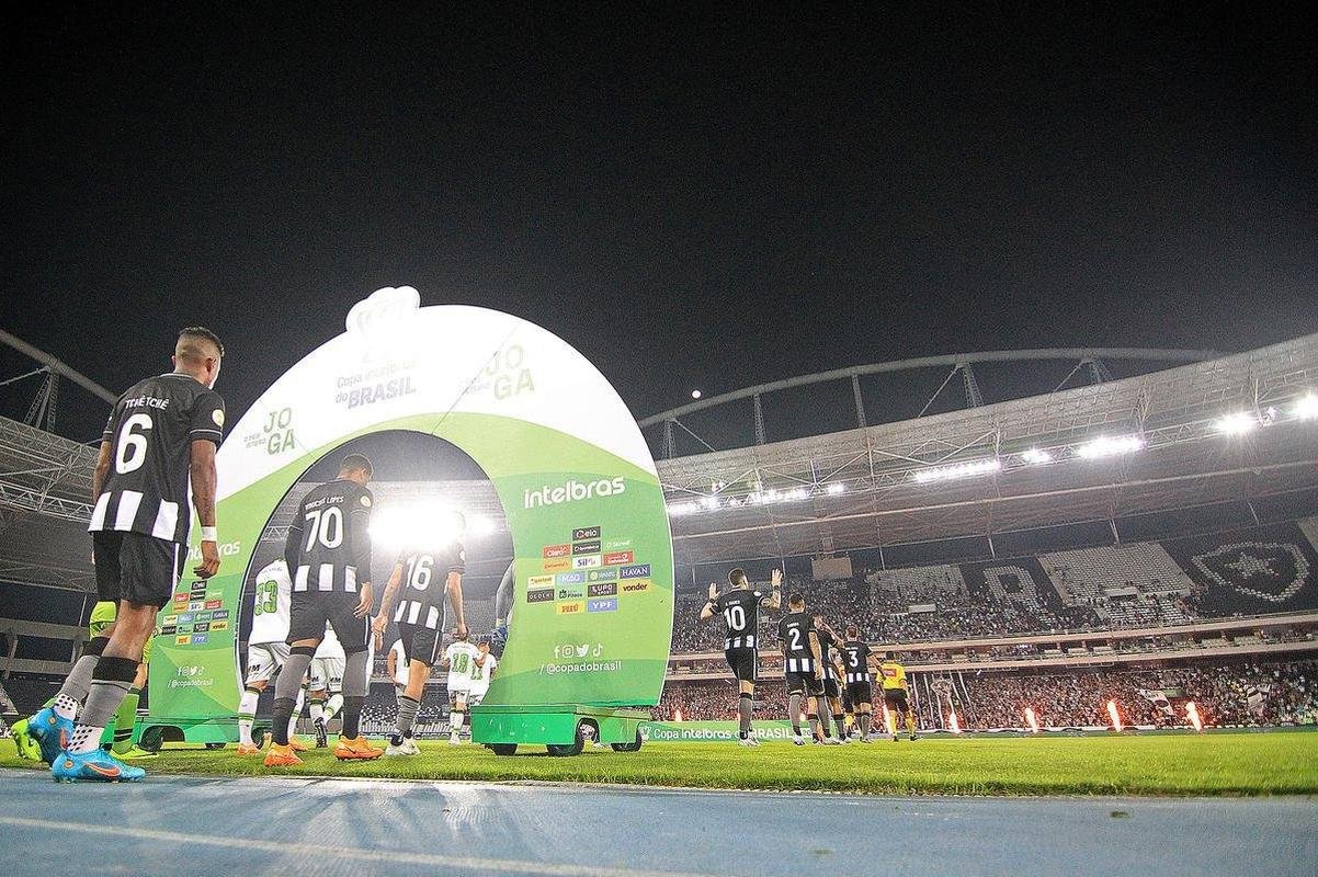 Fotos da partida entre Botafogo e Amrica, pelo duelo de volta das oitavas de final da Copa do Brasil. Jogo foi realizado nesta quinta-feira (14), no estdio Nilton Santos, na cidade do Rio de Janeiro.