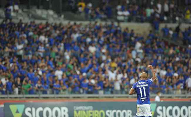 Diante do torcedor, Waguininho comemora gol do Cruzeiro em goleada sobre o Pouso Alegre