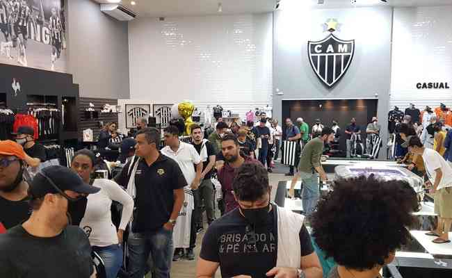 Loja do Galo in the Lourdes neighborhood has intense movement of fans for the new collection