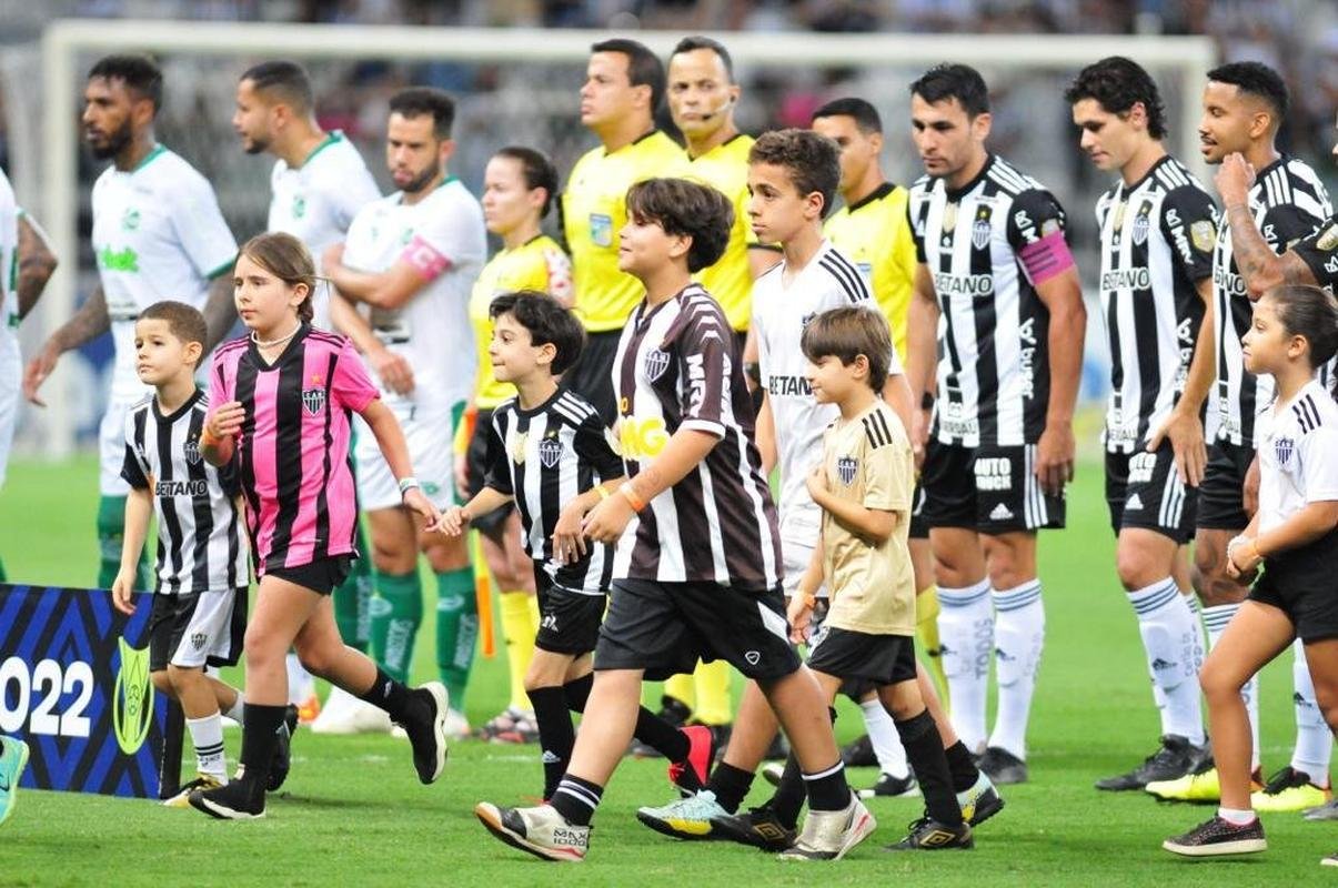 Mascotinhos do Atltico no jogo contra o Juventude, no Mineiro, pelo Campeonato Brasileiro de 2022