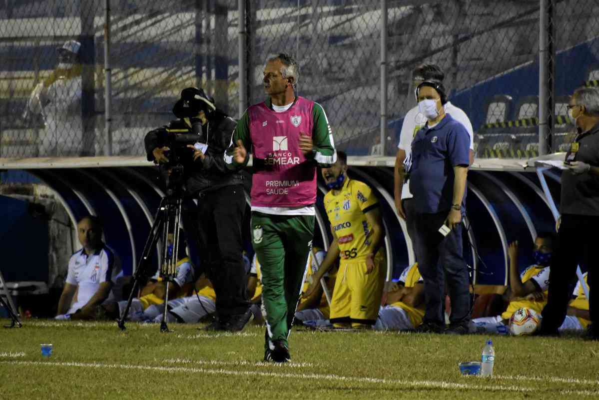 Com gols de Diego Ferreira, Rickson e Vito, Amrica venceu a URT por 3 a 0, nesta quarta-feira, em Patos de Minas, e terminou primeira fase do Mineiro em segundo lugar. Adversrio na semifinal ser o Atltico.