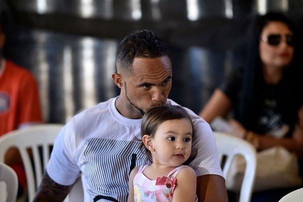 Goleiro Bruno foi apresentado neste sbado pelo Poos de Caldas