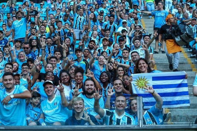 Luis Surez foi apresentado na Arena Grmio nesta quarta-feira (4/1)