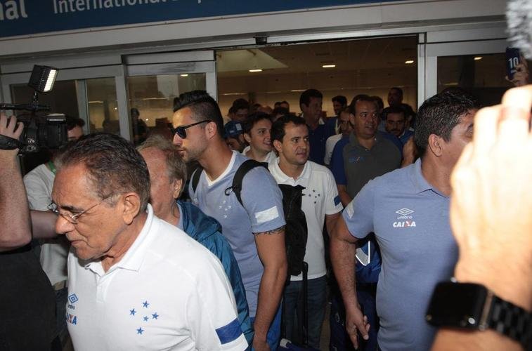 Depois de vencer o Corinthians por 2 a 1, em So Paulo, e conquistar o hexa da Copa do Brasil, jogadores do Cruzeiro foram recebidos com muita festa no Aeroporto de Confins, na Grande Belo Horizonte