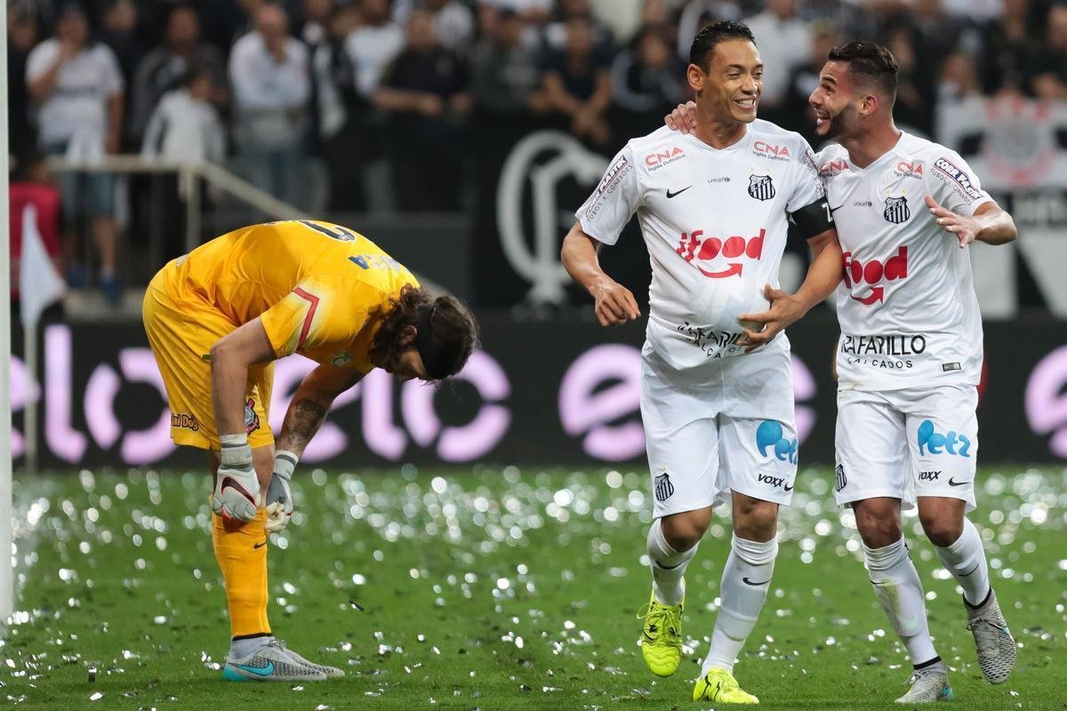 O Corinthians foi vazado sete vezes por Ricardo Oliveira. O atacante marcou contra o time paulista uma vez pela Portuguesa e seis vezes pelo Santos.