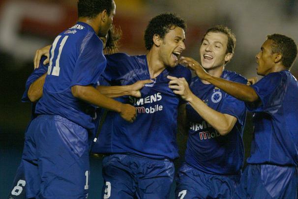 Fred em ação pelo Cruzeiro entre 2004 e 2005