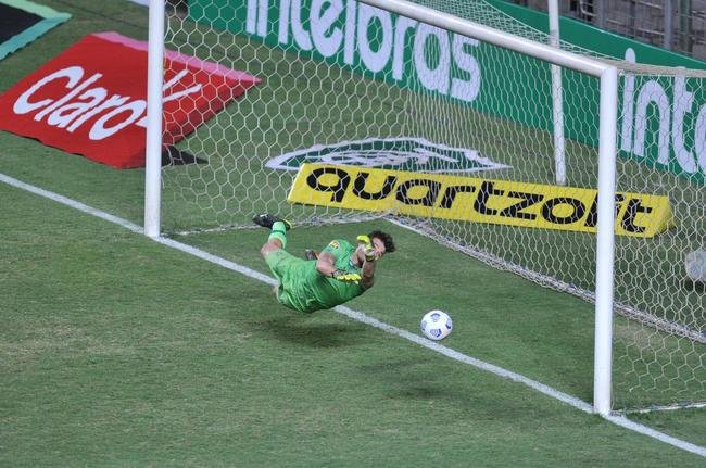 Amrica derrotou Ferrovirio por 3 a 2, nos pnaltis, aps 1 a 1 no tempo normal, e avanou  terceira fase da Copa do Brasil. Goleiro Matheus Cavichioli, com duas defesas nas penalidades, foi o grande heri do Coelho no Independncia, em Belo Horizonte.