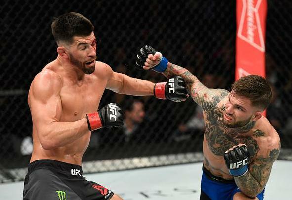 Cody Garbrandt (luvas azuis) venceu Dominick Cruz por deciso unnime e conquistou o cinturo dos galos