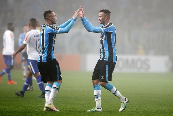 Sob forte neblina em Porto Alegre, Cruzeiro  batido pelo Grmio e vai para lanterna do Brasileiro