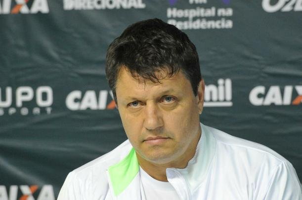 Depois de conversa com diretoria no campo, Adilson Batista foi apresentado como novo treinador do Amrica
